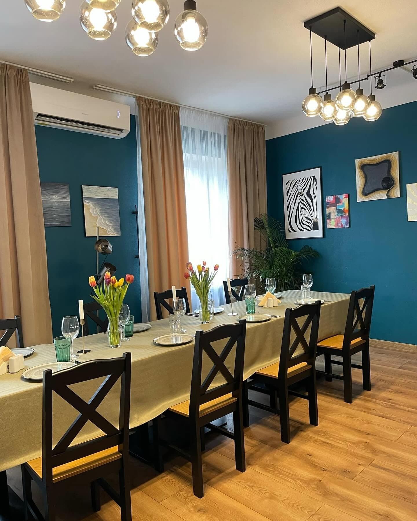 Wnętrze restauracji Folkowe Smaki — sala z turkusowymi ścianami, Łowicz
