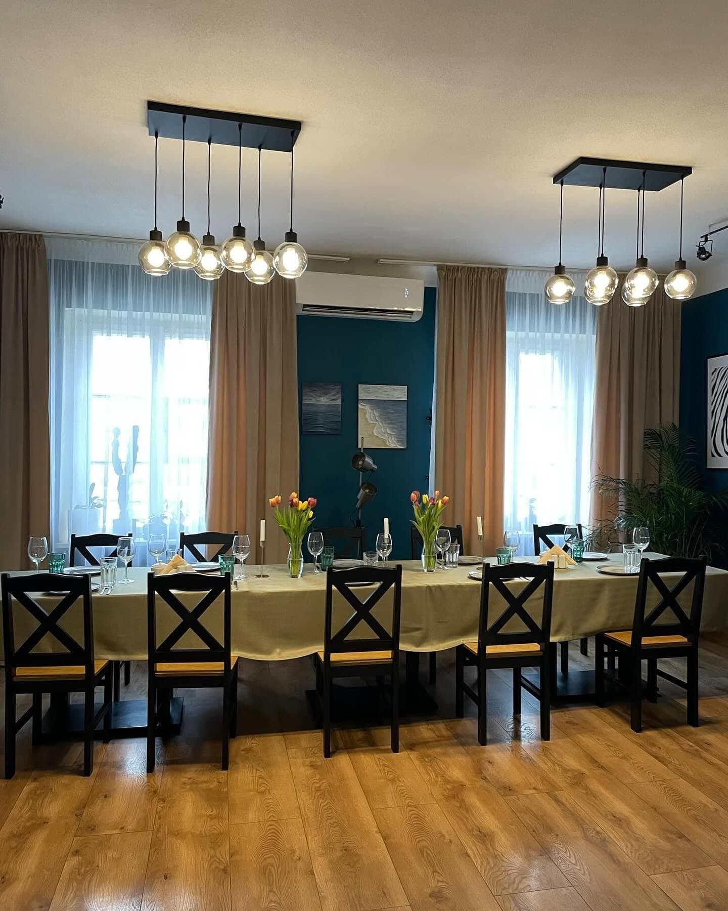 Wnętrze restauracji Folkowe Smaki — jasna sala z nakrytym stołem, Łowicz